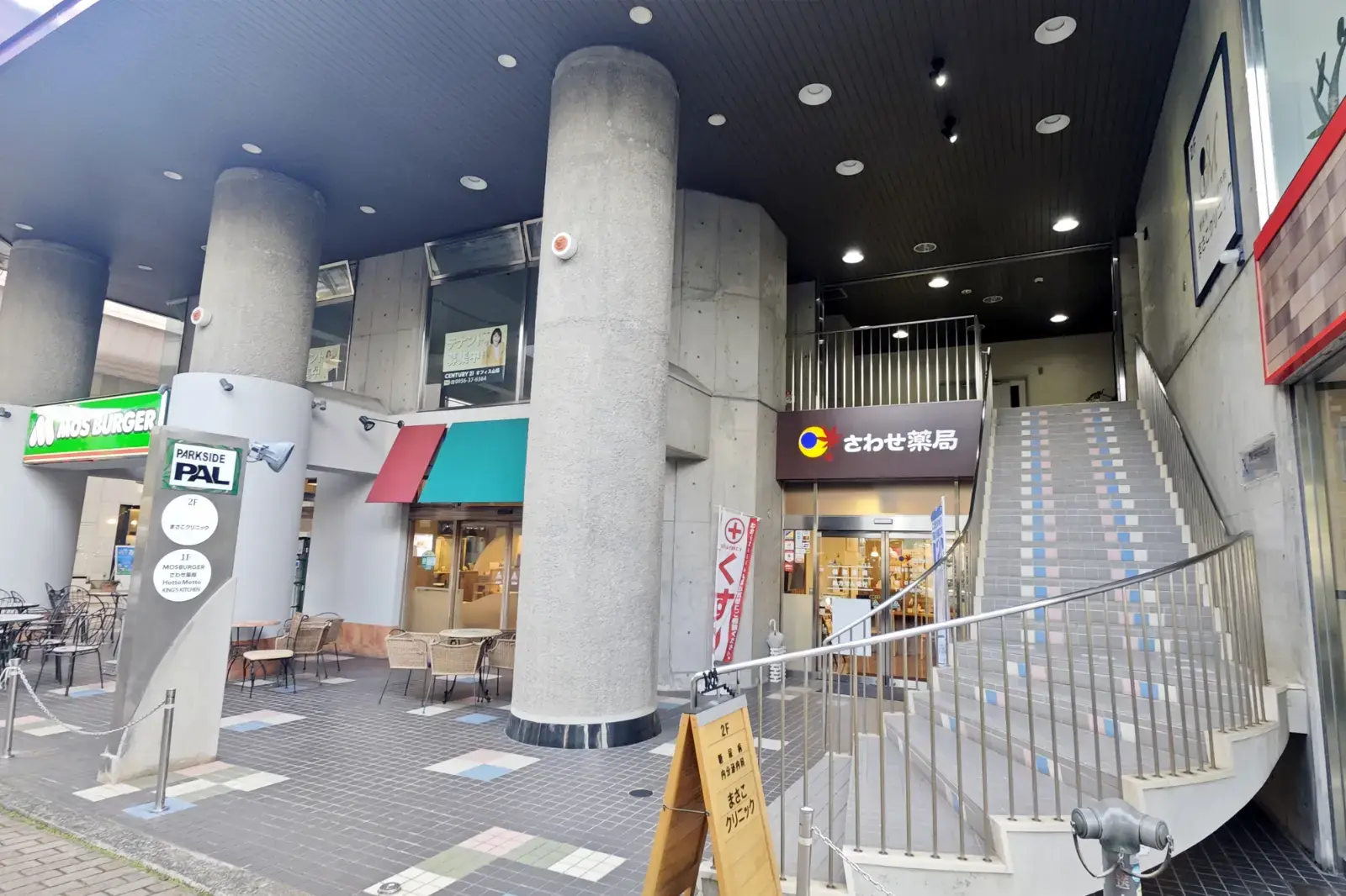 1階のテナントと2階への階段